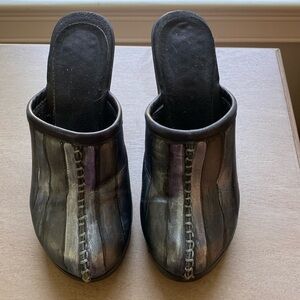 Hand painted closed toe clogs. Size 6.